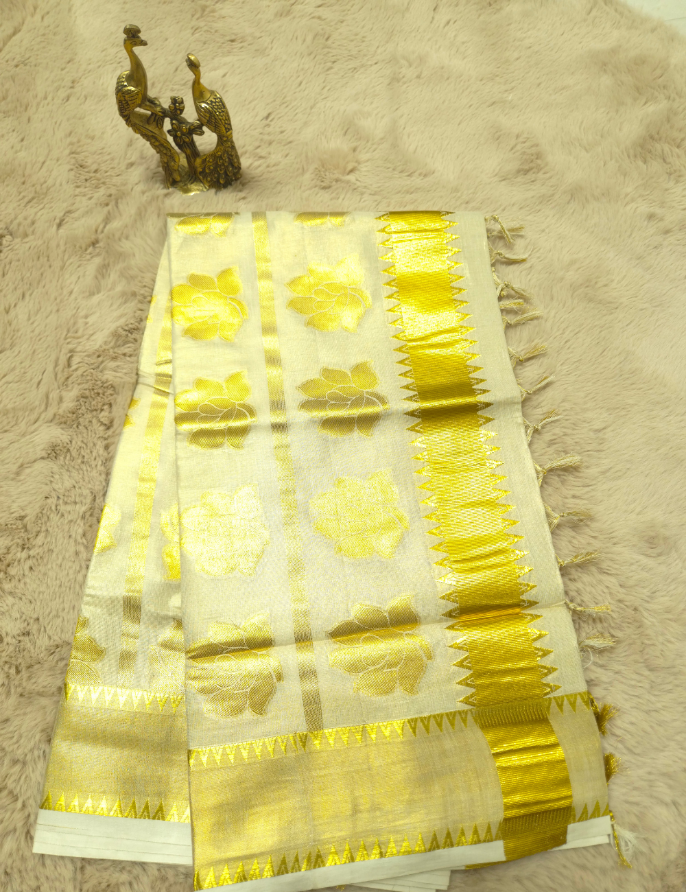 Kerala Kasavu Soft Tissue Saree – Off-White with Gold Buttas & Floral Zari Pallu